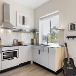 Holiday home The Conway 5 Bedroom Buyout W Deck In Music City *