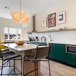 Holiday home The Conway 5 Bedroom Buyout W Deck In Music City *