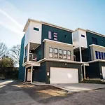 Butterfly Bnb~Modern Luxury~Giant Rooftop~9Min Dt