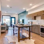 Stylish Downtown W/ Pool & Parking *