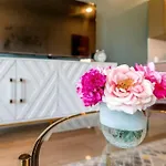 Stylish Downtown W/ Pool & Parking Apartment *