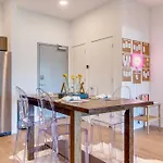 Apartment Stylish Downtown W/ Pool & Parking *