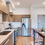 Stylish Downtown W/ Pool & Parking