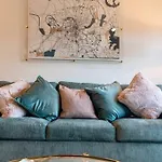 Stylish Downtown W/ Pool & Parking Apartment *
