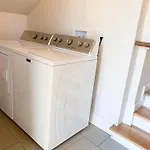East Upstairs Apartment, One Queen Br, 2 Twin Br,1bath In Five Points, Close To Downtown