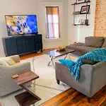 East Upstairs Apartment, One Queen Br, 2 Twin Br,1bath In Five Points, Close To Downtown Apartment *