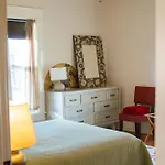 East Upstairs Apartment, One Queen Br, 2 Twin Br,1bath In Five Points, Close To Downtown Apartment *