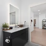 Penthouse On River With Garage And Patio, Walk Downtown * Nashville