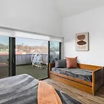 3 Miles To Broadway -garage, Patio, Walk To Shops