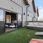 Gorgeous East House With Rooftop Patio, Garage, 9 Beds, 3 Miles To Downtown Holiday home *
