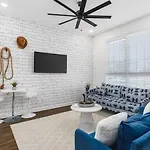 Gorgeous East House With Rooftop Patio, Garage, 9 Beds, 3 Miles To Downtown Holiday home