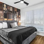 Gorgeous East House With Rooftop Patio, Garage, 9 Beds, 3 Miles To Downtown