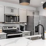 Apartment No Stairs By Vanderbilt And Belmont, 3 Miles To Downtown Nashville