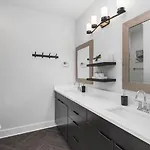 With Rooftop Deck & Garage, 2 Miles To Downtown Broadway Nashville