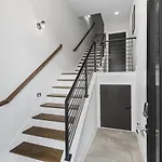 With Rooftop Deck & Garage, 2 Miles To Downtown Broadway Holiday home