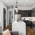 Holiday home With Rooftop Deck & Garage, 2 Miles To Downtown Broadway *