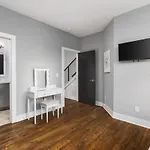 Holiday home With Rooftop Deck & Garage, 2 Miles To Downtown Broadway *