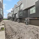 With Rooftop Deck & Garage, 2 Miles To Downtown Broadway Nashville
