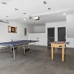 With Rooftop Deck & Garage, 2 Miles To Downtown Broadway Holiday home *