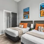 With Rooftop Deck & Garage, 2 Miles To Downtown Broadway *