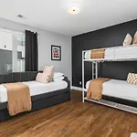 With Rooftop Deck & Garage, 2 Miles To Downtown Broadway *