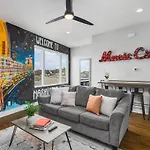 Holiday home With Rooftop Deck & Garage, 2 Miles To Downtown Broadway Nashville
