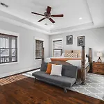 Walk To Broadway & Germantown Large House With Patio Holiday home
