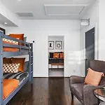 Holiday home Belmont Retreat Walk To Restaurants, Coffee, 12 South *