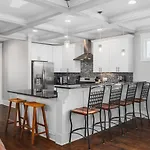 Walk To Broadway & Germantown Large House With Patio Holiday home *