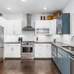 Holiday home Belmont Retreat Walk To Restaurants, Coffee, 12 South *