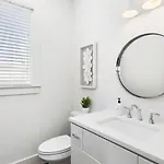 Upscale With Patio Walk To 12 South And Belmont *