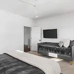 Upscale With Patio Walk To 12 South And Belmont