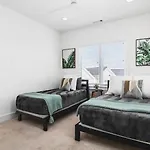 Upscale With Patio Walk To 12 South And Belmont *
