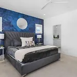 Upscale With Patio Walk To 12 South And Belmont Holiday home