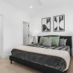 Upscale With Patio Walk To 12 South And Belmont Holiday home