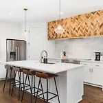 Upscale With Patio Walk To 12 South And Belmont Holiday home Nashville