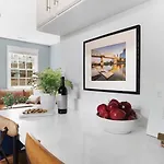 The Blue - 4 Beds And 7 Mins To Broadway! Apartment *