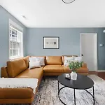 Blue Bungalow - 2 Bedroom And Mins To Broadway