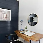 The Blue - 4 Beds And 7 Mins To Broadway! Apartment