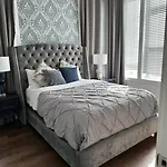 New And Luxurious By Downtown With Rooftop Deck! Holiday home