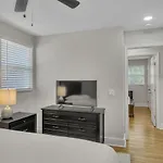 Single Story Pet Friendly Home, With Fenced Yard, Fire Pit, 5min To Downtown!! Holiday home Nashville