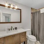 Single Story Pet Friendly Home, With Fenced Yard, Fire Pit, 5min To Downtown!!