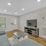 Single Story Pet Friendly Home, With Fenced Yard, Fire Pit, 5min To Downtown!! *