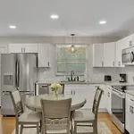 Single Story Pet Friendly Home, With Fenced Yard, Fire Pit, 5min To Downtown!! Holiday home Nashville