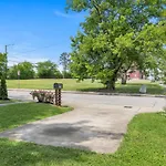 Single Story Pet Friendly Home, With Fenced Yard, Fire Pit, 5min To Downtown!! Holiday home *