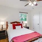 Family-friendly Less Than 5 Mi To Downtown Holiday home