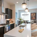 Luxury Townhome Skyline Views Mins To Dt Holiday home Nashville