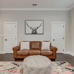 New Spacious Home 2 Miles From Downtown