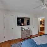 East Nash 12 Mins To Broadway Sleeps 6