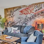 East Nash 12 Mins To Broadway Sleeps 6